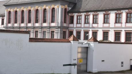 In der Justizvollzugsanstalt Kaisheim soll ein Häftling einen Beamten gebeten haben, Handys ins Gefängnis zu schmuggeln.