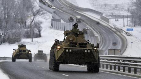Ein Konvoi russischer gepanzerter Fahrzeuge fährt auf einer Autobahn auf der Krim. Die USA und die Nato kritisieren einen Truppenaufmarsch mit rund 100.000 russischen Soldaten an der Grenze zur Ukraine.