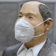 Sogar das Kunstwerk "Der graue Mann" von Künstlerin Christel Lechner in der Burgauer Stadtstraße trägt einen FFP2-Schutzmaske. In einem Imbiss wurde das unterlassen. 