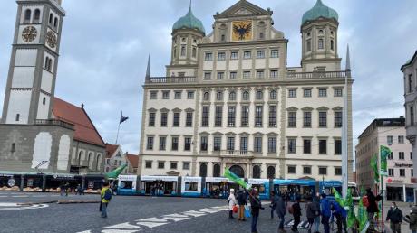 Fridays for Future feierte am Rathausplatz in Augsburg das dreijährige Bestehen.
