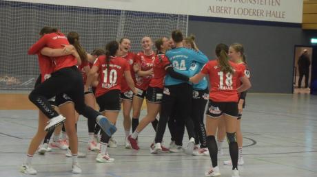 Handball 3. Liga Frauen TSV Haunstetten in Rot gegen HCD Gröbenzell in Blau/Schwarz
Mannschaft Jubel und Freude nach Sieg
Foto: Fred Schöllhorn