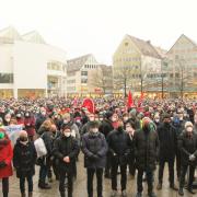 Bei der Kundgebung unter dem Motto "Wir sind viele" war der Münsterplatz tatsächlich voll. Es sollen mehr als 6000 Menschen zusammengekommen sein. 