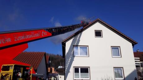 Rund 200.000 Euro Schaden gab es bei einem Dachstuhlbrand in Dinkelscherben. Zur Öffnung der Dachhaut rückte die Feuerwehr aus Zusmarshausen mit der Drehleiter an.