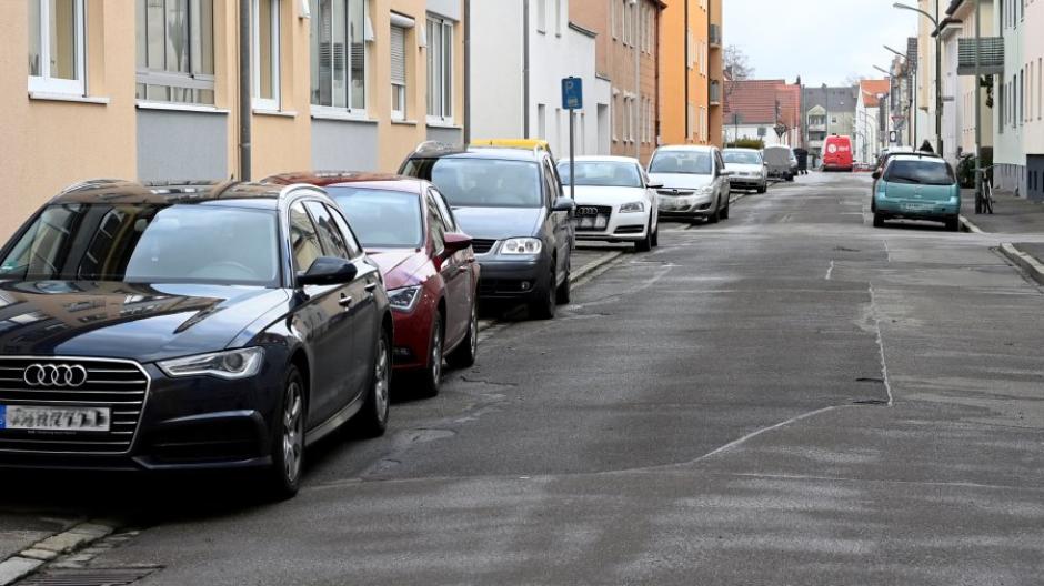 Die Parkplatznot sorgt in der Kleiststraße in Lechhausen für Ärger: Viele Anwohnerinnen und Anwohner haben Strafzettel erhalten, weil sie auf dem Gehweg geparkt haben - dabei machen sie das schon seit Jahren so.