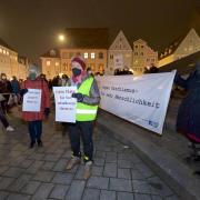Großer Demo-Abend in Landsberg. Auf dem Hauptplatz wurde zu Solidarität in der Pandemie aufgerufen, während Spaziergänger die Maßnahmen kritisierten.