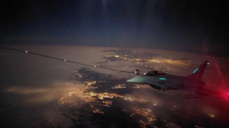 Die Luftwaffe übt momentan über Schwaben Nachtflugmanöver mit Eurofightern, darunter auch Luftbetankungen. Dieses Foto entstand im Luftraum über Augsburg. 
