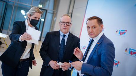 Max Otte (Mitte) am Dienstag mit AfD-Fraktionschefin Alice Weidel und Fraktions- und Parteichef Tino Chrupalla.	