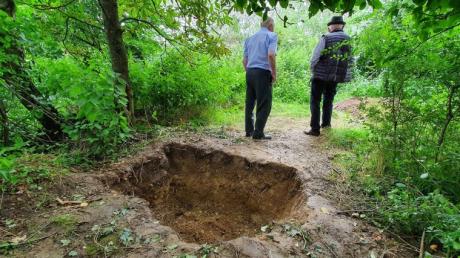 In dieser Grube bei Ehekirchen-Holzkirchen wurde der Leichnam der 34-jährigen Afghanin gefunden. Derzeit müssen sich ihre Brüder wegen Mordes vor Gericht verantworten.