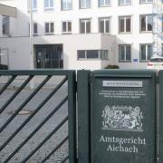 Ein 22-Jähriger aus dem nördlichen Landkreis Aichach-Friedberg musste sich vor dem Jugendgericht in Aichach verantworten: Er hatte sich und zwei minderjährige Freundinnen beim Sex gefilmt.