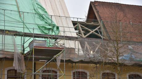 Länger als geplant haben die Bauarbeiten am Dach des Rathauses in Kaisheim gedauert. Nun erhält das Gebäude wieder ein festes Dach. Auf dem Bild ist zu sehen, wie ein Großteil der Akustikdecke montiert ist.