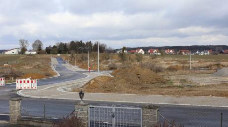 Im neuen Baugebiet östlich von Rehling zwischen Hambergstraße und Lange Wand sind noch Restarbeiten erforderlich. Das Bild zeigt die Hauptverbindungsstraße von Süd nach Nord.