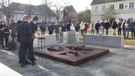 Eine Flamme für die 379 Opfer der Euthanasie in Ursberg wurde beim gemeinsamen Gedenken am Mahnmal entzündet.