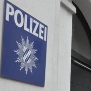 Nach den Freisprüchen für zwei Beamte der Polizeiinspektion Donauwörth wurden diese in der Dienststelle herzlich willkommen geheißen.