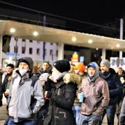 Die "Spaziergänger" zogen am Freitagabend durch die Ulmer und Neu-Ulmer Innenstadt.  Die Gesichtsmasken hatten die meisten längst weggesteckt, obwohl es die 
Auflage gab, sie zu tragen.
