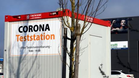 Über 100 Corona-Teststation wie hier bei der Boxschule Robin Krasniqi in Gersthofen, gibt es im Landkreis Augsburg. Doch die Nachfrage geht zurück.