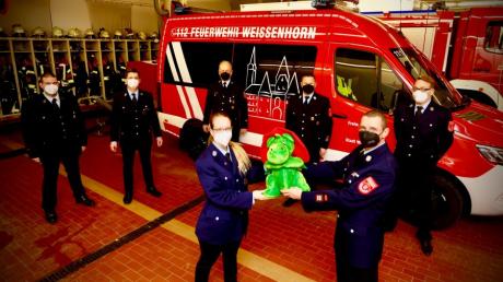Die Feuerwehr Weißenhorn hat eine Kinderfeuerwehr gegründet. Kommandant Matthias Thuro (vorne rechts) übergibt das Maskottchen Grisu an Johanna Mayer, die zum Leitungsteam gehört.
