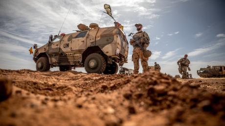 Ein Soldat der Bundeswehr steht am Flughafen nahe des Stützpunktes in Gao im Norden Malis. Immer lauter wird über einen Abzug der Truppen nachgedacht.