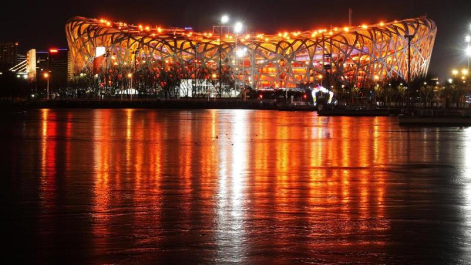 Das Olympiastadion in Peking, festlich beleuchtet für die Eröffnungsfeier.