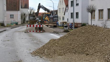 Die Raiffeisenstraße in Deiningen ist aktuell eine Baustelle. Eine Vielzahl von Maßnahmen steht von Gasleitungen bis zur Beleuchtung an. 