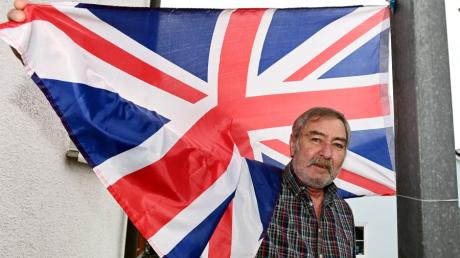 John Malcolmson hat in Täfertingen die britische Flagge auf seinem Balkon gehisst.