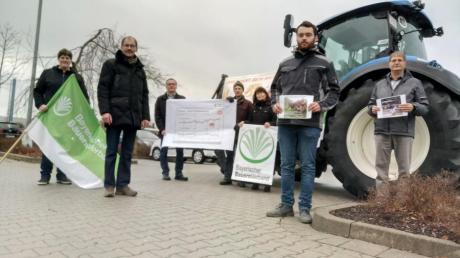 Landwirt Max Engel (2.v.r.) protestierte mit anderen Bauern und BBV-Kreisobmann Karlheinz Götz (2.v.l.) sowie BBV-Geschäftsführer Michael Stiller (rechts) auf dem Aldi-Parkplatz.