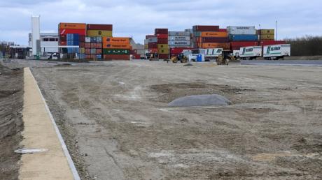 Im Güterverkehrszentrum wird viel gebaut. Für den neuen Containerbahnhof in Augsburg sind noch keine Baumaschinen aufgefahren, der Container-Dienstleister Kloiber erweitert aber schon einmal seine Flächen. 