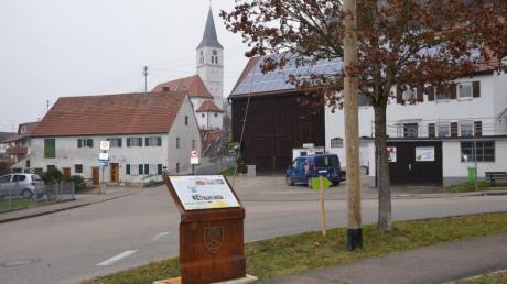 Ansicht vom alten Ortskern Bellenbergs mit der früheren Pfarrkirche und historischer Infotafel. In der Gemeinde arbeiten jetzt Arbeitskreise an Themen wie Kindergarten und Gewerbe.