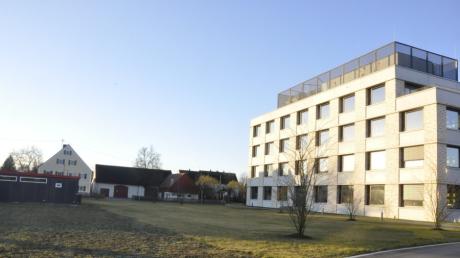 In der Dorfmitte sollen in Mertingen zahlreiche neue Wohnungen entstehen, wie hier in unmittelarer Nähe zum Zott-Verwaltungsgebäude.