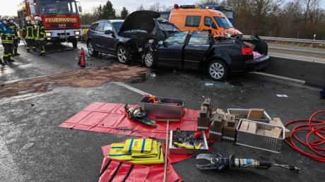 Bei einem Frontalzusammenstoß auf der B10 zwischen Neu-Ulm und der Autobahnanschlussstelle Nersingen sind am Montag drei Menschen schwer verletzt  worden.