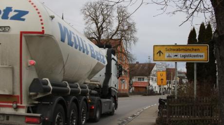 Die B17-Anschlusstelle in Kleinaitingen ist in Fahrtrichtung Augsburg gesperrt. Grund dafür ist der Ausbau der A30. Dadurch rollen vermehrt Autos und Lastwagen durch Graben. 