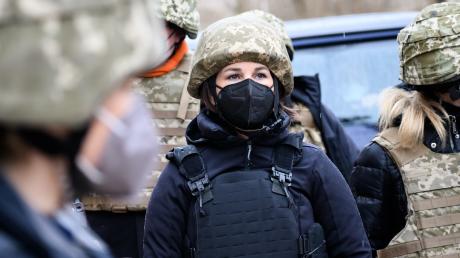 Der frühere ukrainische Außenminister Pawlo Klimkin nennt Annalena Baerbock eine „tough lady“ – eine „harte Frau“. Die Bundesaußenministerin war am Dienstag an der Frontlinie im Konfliktgebiet Donbass unterwegs.