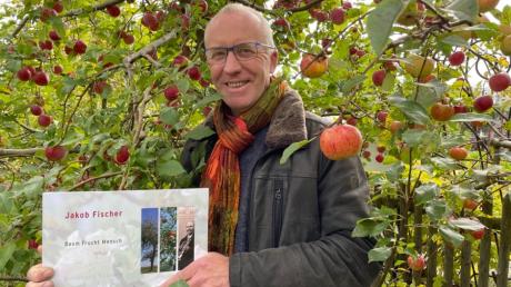 Der Rettenbacher Künstler und Holzgestalter Bernhard Schmid hat ein Buch über den Jakob Fischer Ur-Apfelbaum und seine Arbeiten geschrieben.