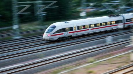 Die Deutsche Bahn stellt in Bubesheim die geplanten Trassen des Megaprojekts Ulm-Augsburg vor. In der Gemeinde gibt es viel Kritik.