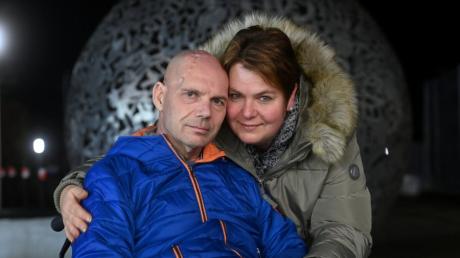 Matthias Mehr musste nach einer 
Herpesvirenerkarnkung am Hirn operiert werden. Seine Frau Kerstin unterstützt ihn, so gut sie kann.