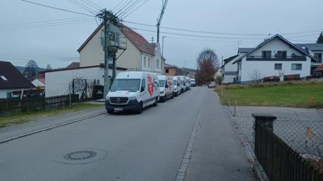 Viele Transporter reihen sich an der Annastraße in Obergriesbach aneinander. Bereits seit etlichen Monaten sorgt das für Diskussionen. Nun wechselte der Besitzer des Gebäudes. 