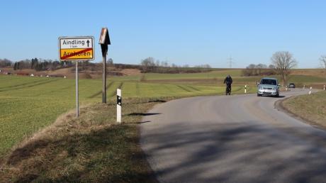 Auf der Straße von Arnhofen nach Aindling geht es eng zu. Nicht nur Radler wünschen sich hier vermutlich einen Geh- und Radweg.