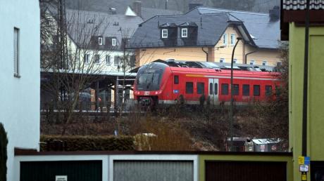 Der Stadtteil Westheim ist vom Ausbau der Bahnstrecke Augsburg-Ulm stark betroffen. Schon jetzt führen die Gleise nah an Häusern vorbei.
