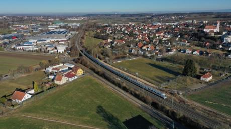 Blick auf Jettingen-Scheppach: Für die ICE Neubautrasse sollen Häuser an der Bahn untertunnelt werden. 