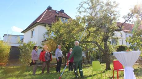 Beim Spaziergang der Generationen konnten die Teilnehmer im Vöhringer Naschgarten unter anderem etwas über Gartenbau lernen. Nebenbei standen Anton Bidell (im Bild, blaues Hemd) und Edmund Klingler für Anliegen der Seniorinnen und Senioren bereit.