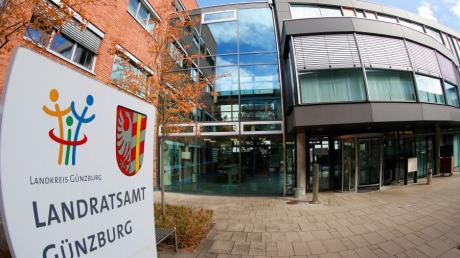 Wie viele Überstunden sind im Landratsamt Günzburg angefallen? Bei der Berechnung und den notwendigen Vollzeitstellen unterläuft einem Amtsmitarbeiter ein Rechenfehler.