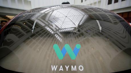 Das Logo der Google-Schwesterfirma Waymo auf der Scheibe eines fahrerlosen Autos. Waymo hat die Zahl ihrer selbstfahrenden Autos in Kalifornien im 2021 stark gesteigert.