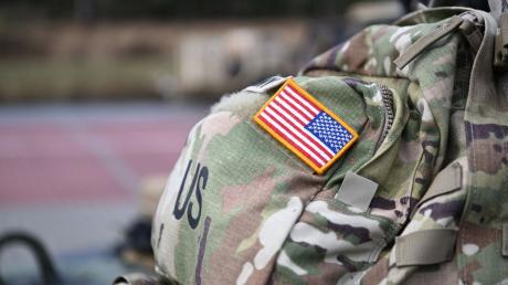 Ein Aufnäher in Form der US-Flagge ist an der Uniform eines US-Soldaten angebracht.