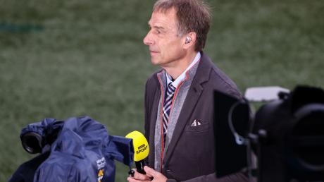Der frühere deutsche Bundestrainer Jürgen Klinsmann spricht bei einem Interview.