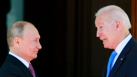 Wladimir Putin (l) und Joe Biden bei ihrem Treffen in der "Villa la Grange" in Genf im vergangenen Sommer.