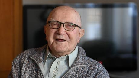Albert Völk ist gerade 100 Jahre alt geworden. Als ganz junger Mann musste er schon im Zweiten Weltkrieg als Soldat kämpfen. Nicht nur das hat er heute zu berichten.