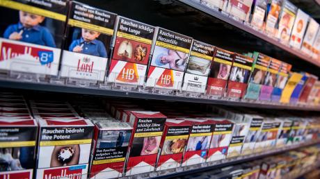 Mehrere Packungen Tabak haben zwei Ladendiebe in Vöhringen mitgenommen.