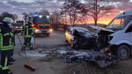 Ein Transporter und ein Auto sind am frühen Montagmorgen auf der Staatsstraße 2035 bei Pöttmes frontal zusammengestoßen.