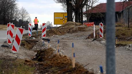 Nach jahrelanger Planung soll der Radweg zwischen Bonstetten und Peterhof im Juni fertig werden. Ein Grund für die lange Planungszeit sind Probleme bei Grundstücksverhandlungen. 