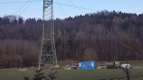 Die großen Strommasten die nahe Unterach (Gemeinde Rehling) stehen, werden sehr aufwendig unterfangen. Mit großem Gerät wurden rund um die Masten Seile zur Stützung gespannt. 