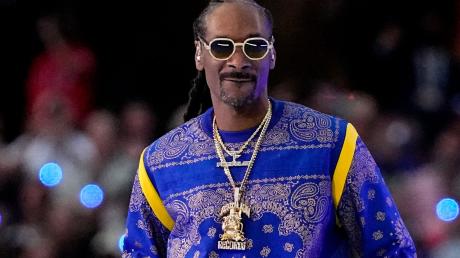 Rapper Snoop Dogg bei der Halbzeitpause des 56. Super Bowl.